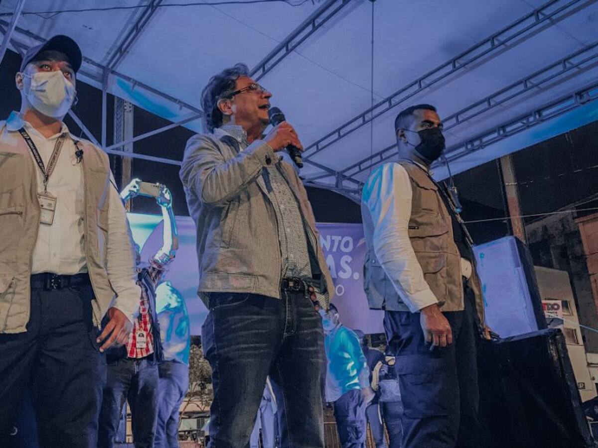 Con varias horas de retraso, Gustavo Petro visitó Manizales