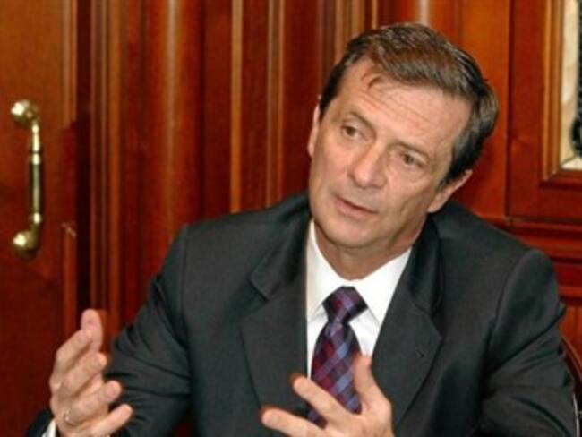 El diario El Tiempo cuestiona columna de exministro Fernando Londoño