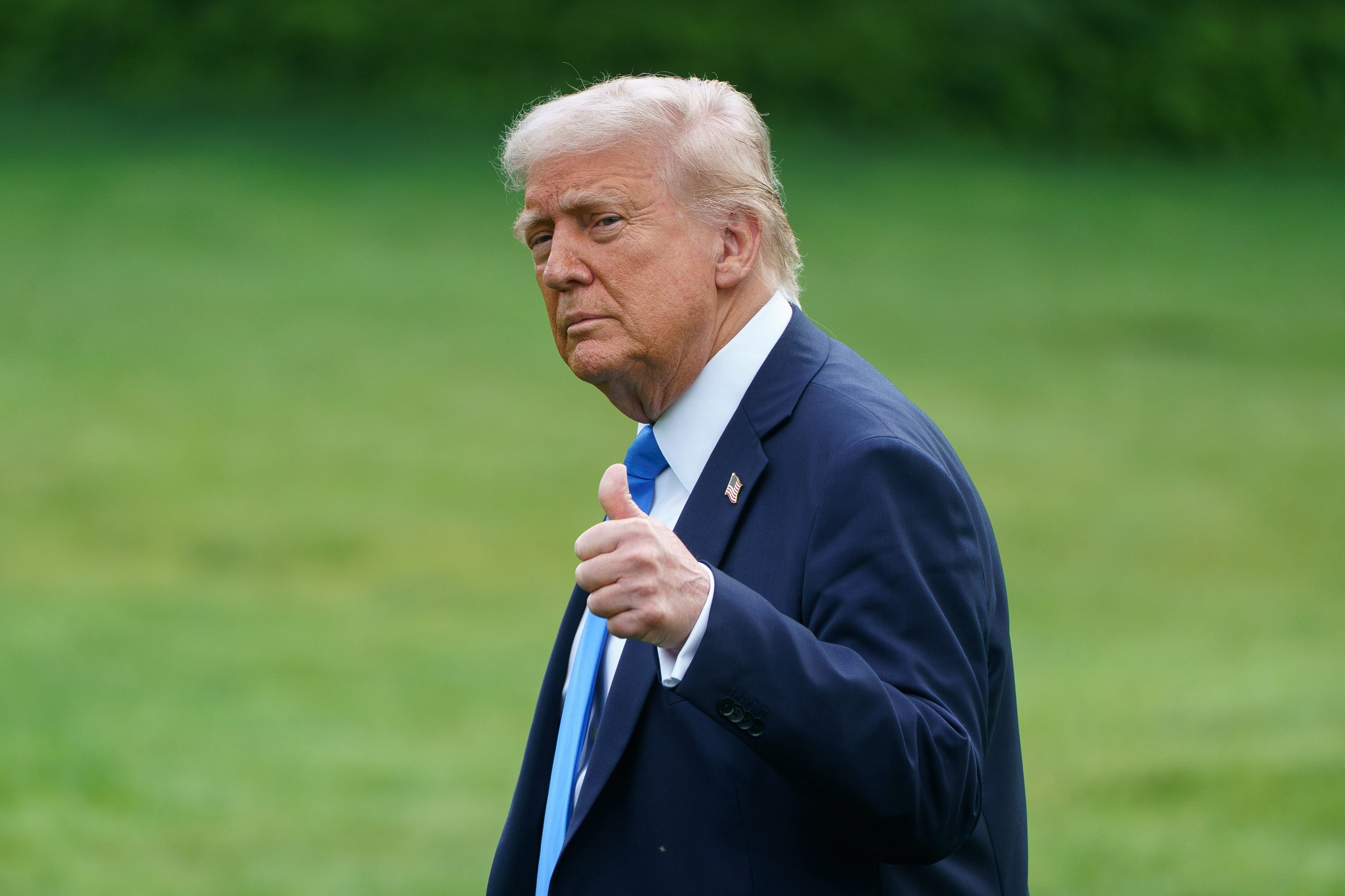WASHINGTON (United States), 01/05/2025.- US President Donald Trump walks on the South Lawn as he prepares to leave the White House via Marine One in Washington, DC, USA, 01 May 2025. President Trump is due to visit Alabama and Florida. EFE/EPA/WILL OLIVER