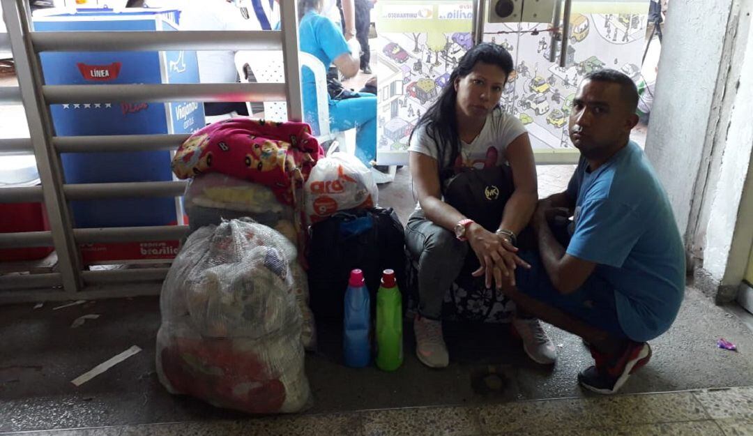 Paula Salazar se despide de su esposo Deiby Lugo en la terminal de Barranquilla