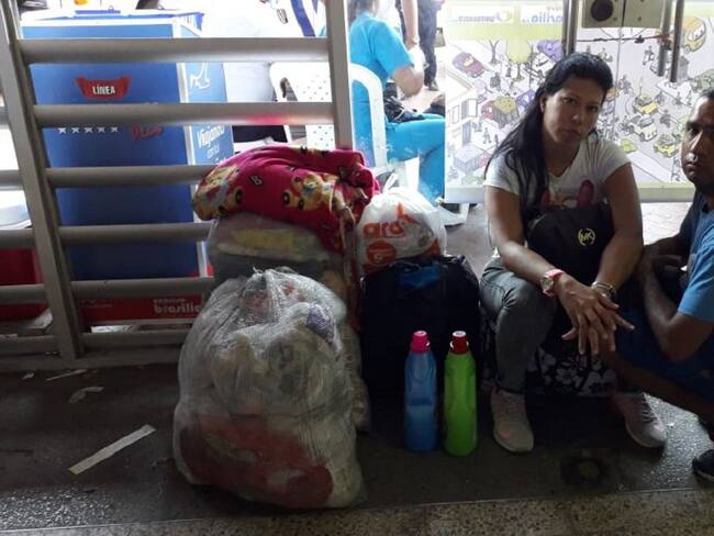 Paula Salazar se despide de su esposo Deiby Lugo en la terminal de Barranquilla