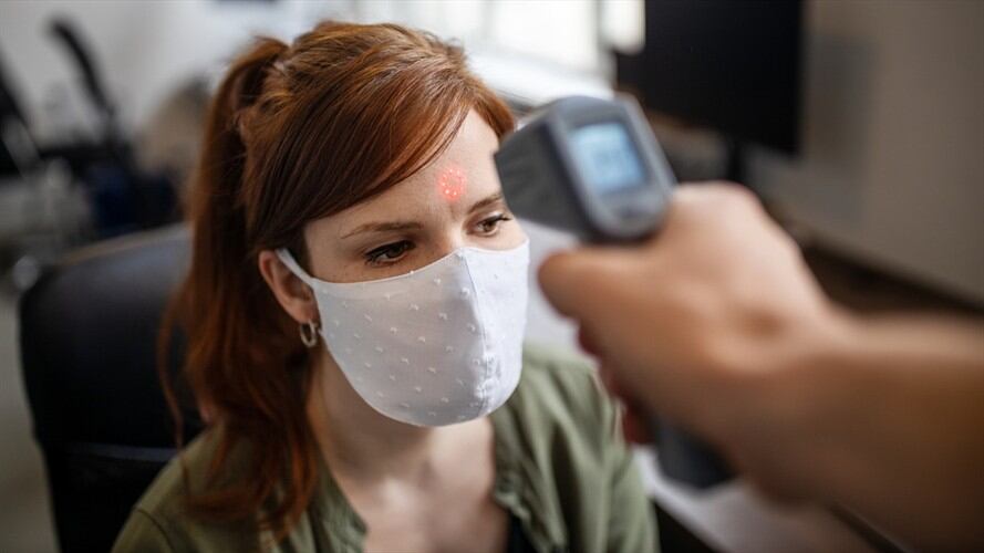 Fiebre alta, dolores musculares, dolor de cabeza, malestar general, tos seca, dolor de garganta y rinitis, son algunos síntomas de COVID-19. Foto: Getty Images / LUIS ÁLVAREZ