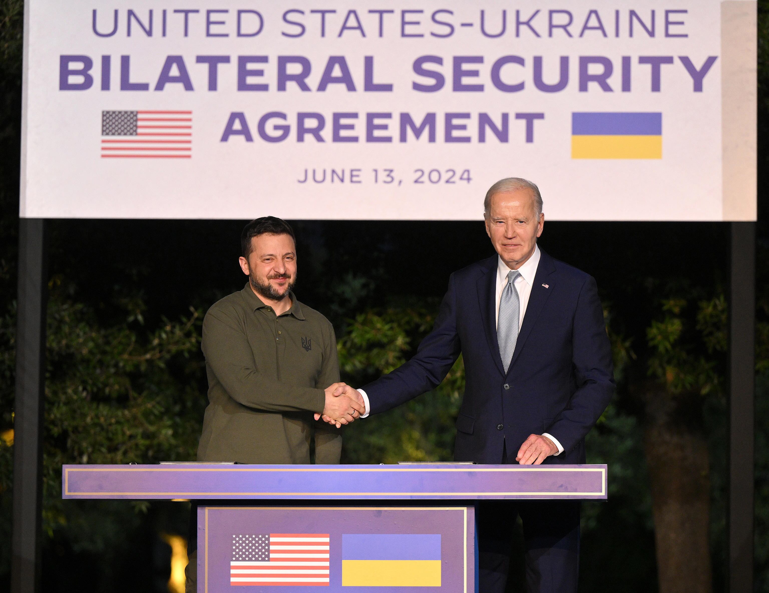 Fasano (Italy), 13/06/2024.- US President Joe Biden (R) and Ukrainian President Volodymyr Zelensky (L) shake hands after they sign a security agreement after a bilateral meeting on the sidelines of the G7 summit in Savelletri (Brindisi), Italy, 13 June 2024. The 50th G7 summit will bring together the Group of Seven member states leaders in Borgo Egnazia resort in southern Italy from 13 to 15 June 2024. (Zelenski, Italia) EFE/EPA/ETTORE FERRARI
