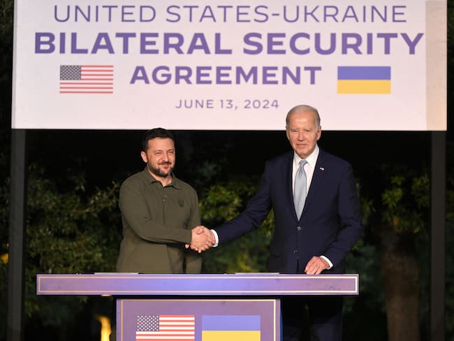 Fasano (Italy), 13/06/2024.- US President Joe Biden (R) and Ukrainian President Volodymyr Zelensky (L) shake hands after they sign a security agreement after a bilateral meeting on the sidelines of the G7 summit in Savelletri (Brindisi), Italy, 13 June 2024. The 50th G7 summit will bring together the Group of Seven member states leaders in Borgo Egnazia resort in southern Italy from 13 to 15 June 2024. (Zelenski, Italia) EFE/EPA/ETTORE FERRARI
