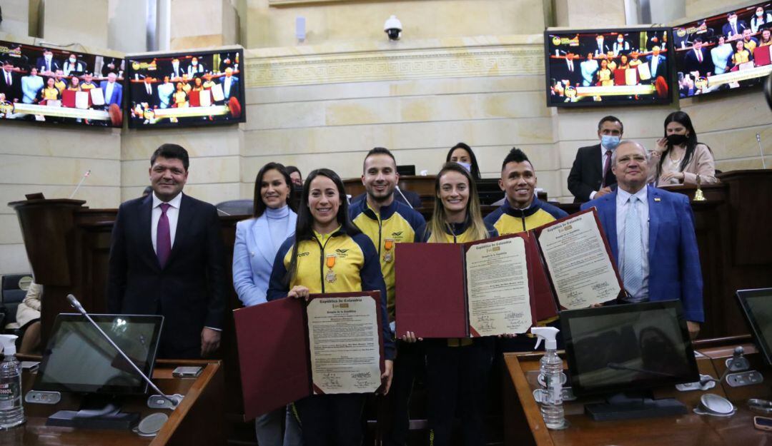 La condecoración se entregó en la Plenaria del Senado