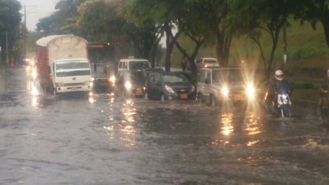 Las inundaciones en Pereira también son in riesgo por el que se están haciendo limpiezas de alcantarillados.