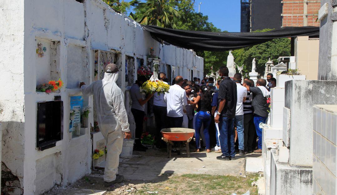 La muerte se ha metido en la vida cotidiana de los colombianos con el segundo pico de la pandemia de coronavirus.