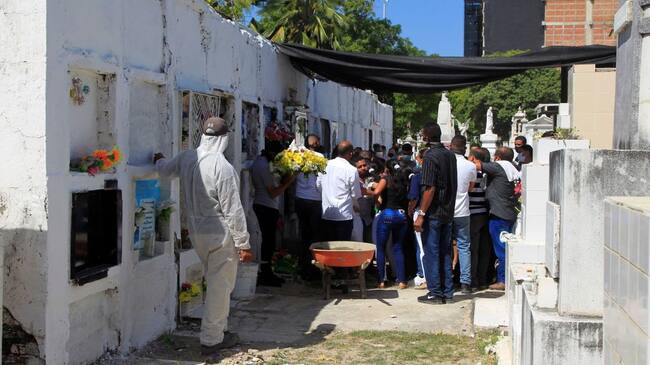La muerte se ha metido en la vida cotidiana de los colombianos con el segundo pico de la pandemia de coronavirus.