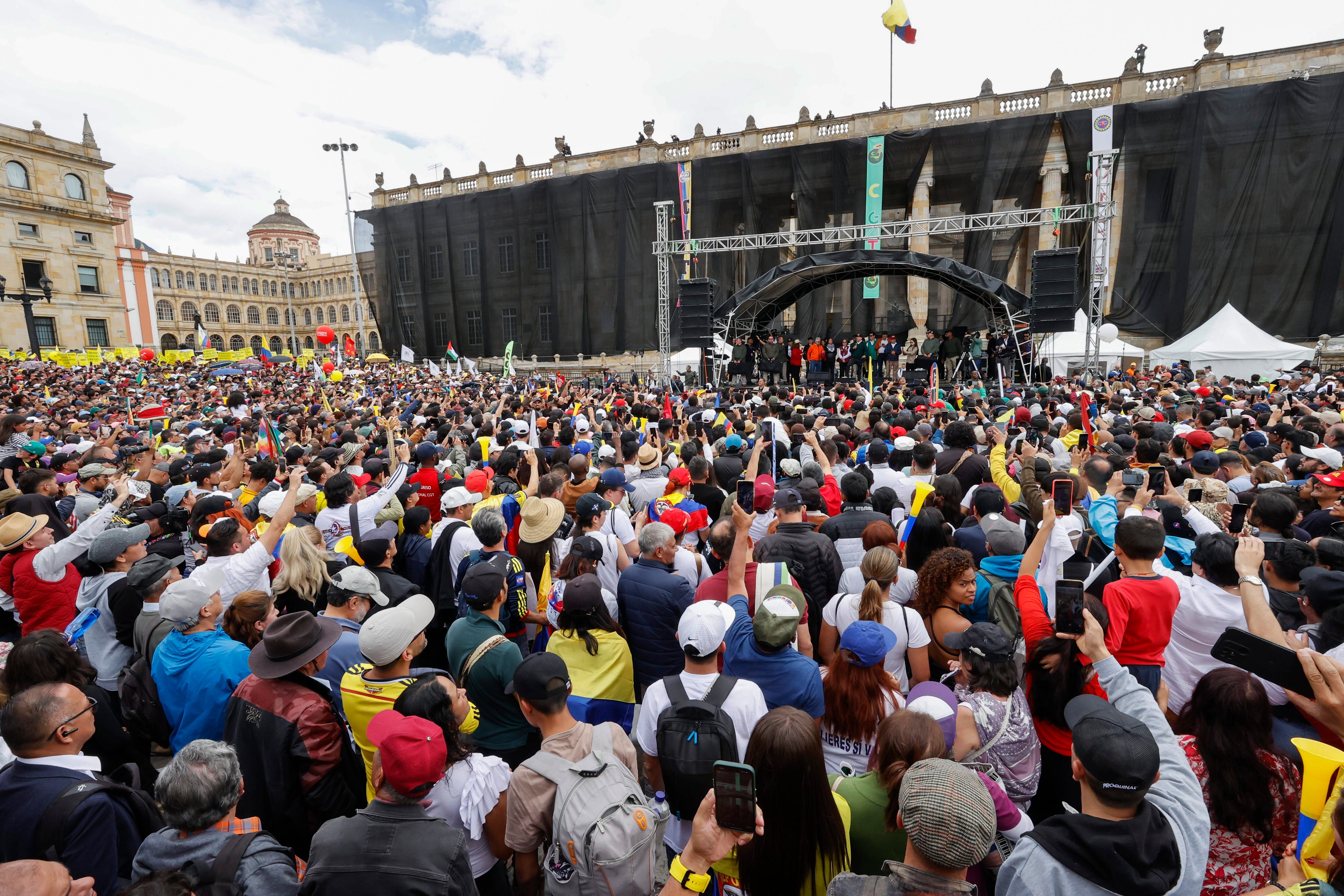 Plaza de Bolívar al final de la marcha con motivo Día Internacional de los Trabajadores en Bogotá. EFE/ Mauricio Dueñas Castañeda