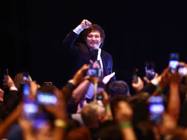 Javier Milei, saluda a sus partidarios después de las elecciones generales en Buenos Aires, Argentina / Foto: Tomas Cuesta/Getty Images)