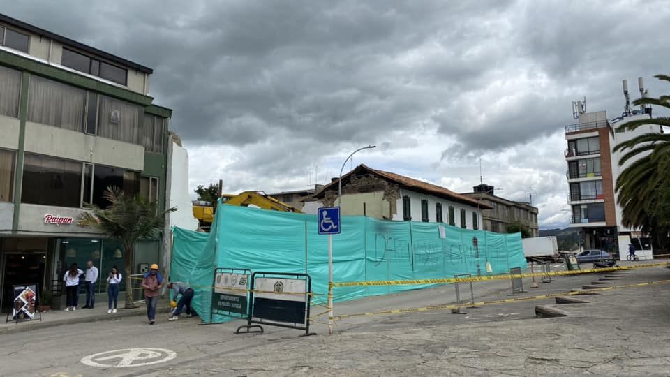La casona estaba ubicada en uno de los costados del Parque Jaime Rook de Paipa. Foto | Canal TeleAndina