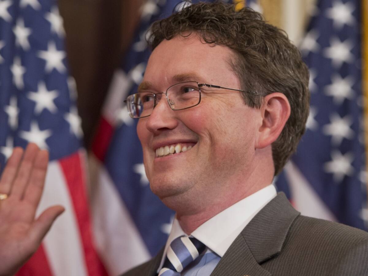 Congresista de EE.UU. publicó postal navideña con su familia llena de armas