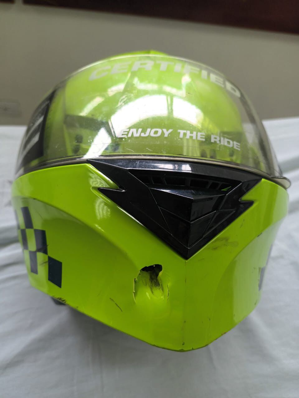 Un casco evitó la muerte de un policía en Yarumal. Cortesía.