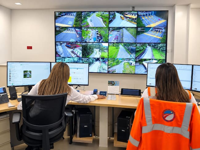 El Centro de Control de Operaciones de la Concesión Transversal del Sisga, cuenta con 24 cámaras que monitorean el corredor vial las 24 horas del día los 7 días de la semana / Foto: Caracol Radio.