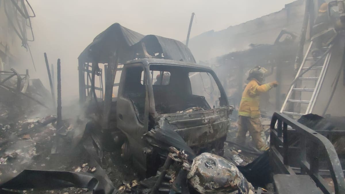 Incendio en Apartadó quemó una distribuidora de alimentos y varios vehículos
