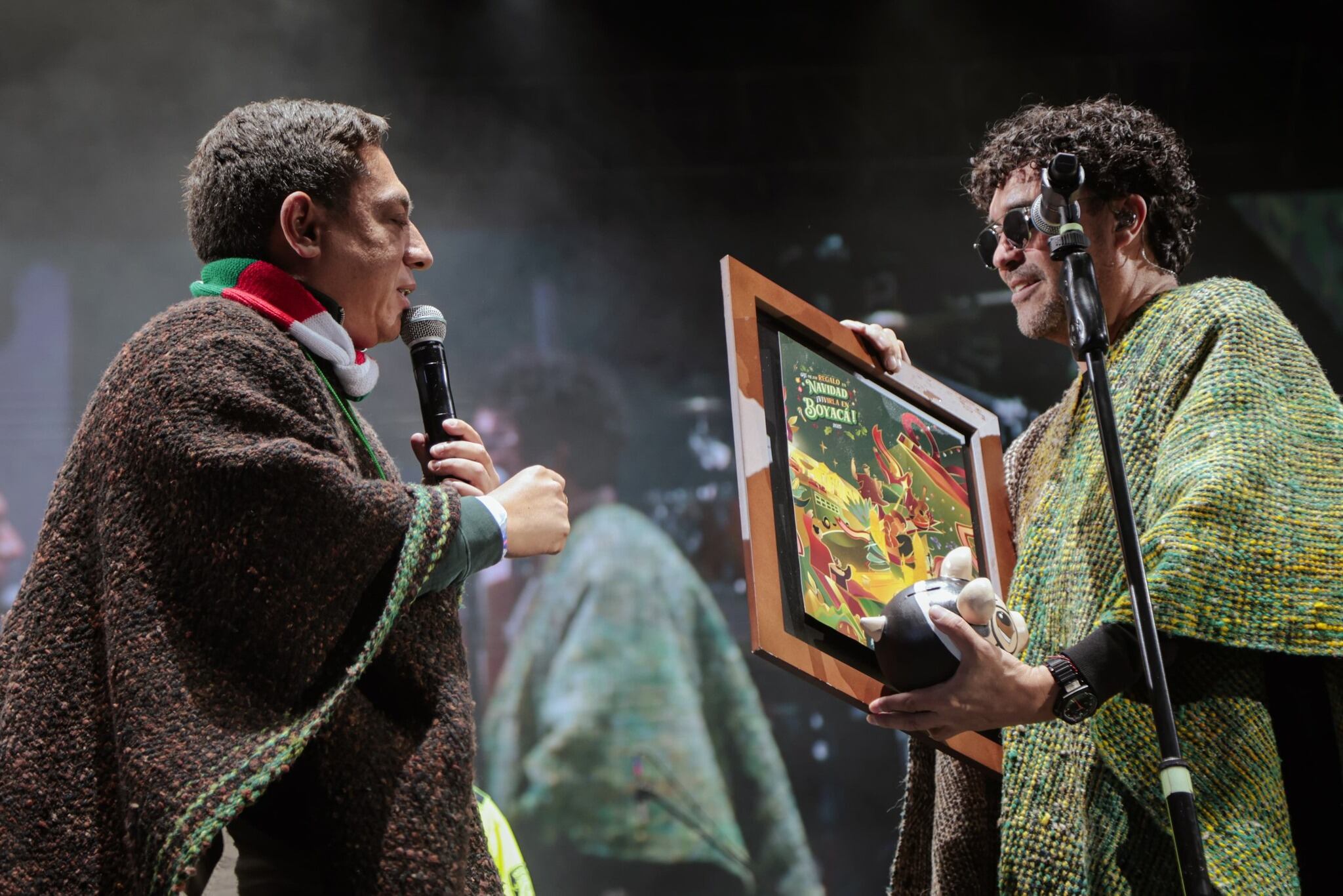 El cantante colombiano recibió artesanías boyacenses. Foto: Gobernación de Boyacá.