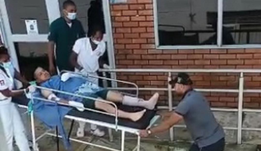 Un Policía con 12 años en la Policía fue atendido en el hospital local y de ahí trasladado a una clínica en Cali donde se encuentra bajo observación médica.