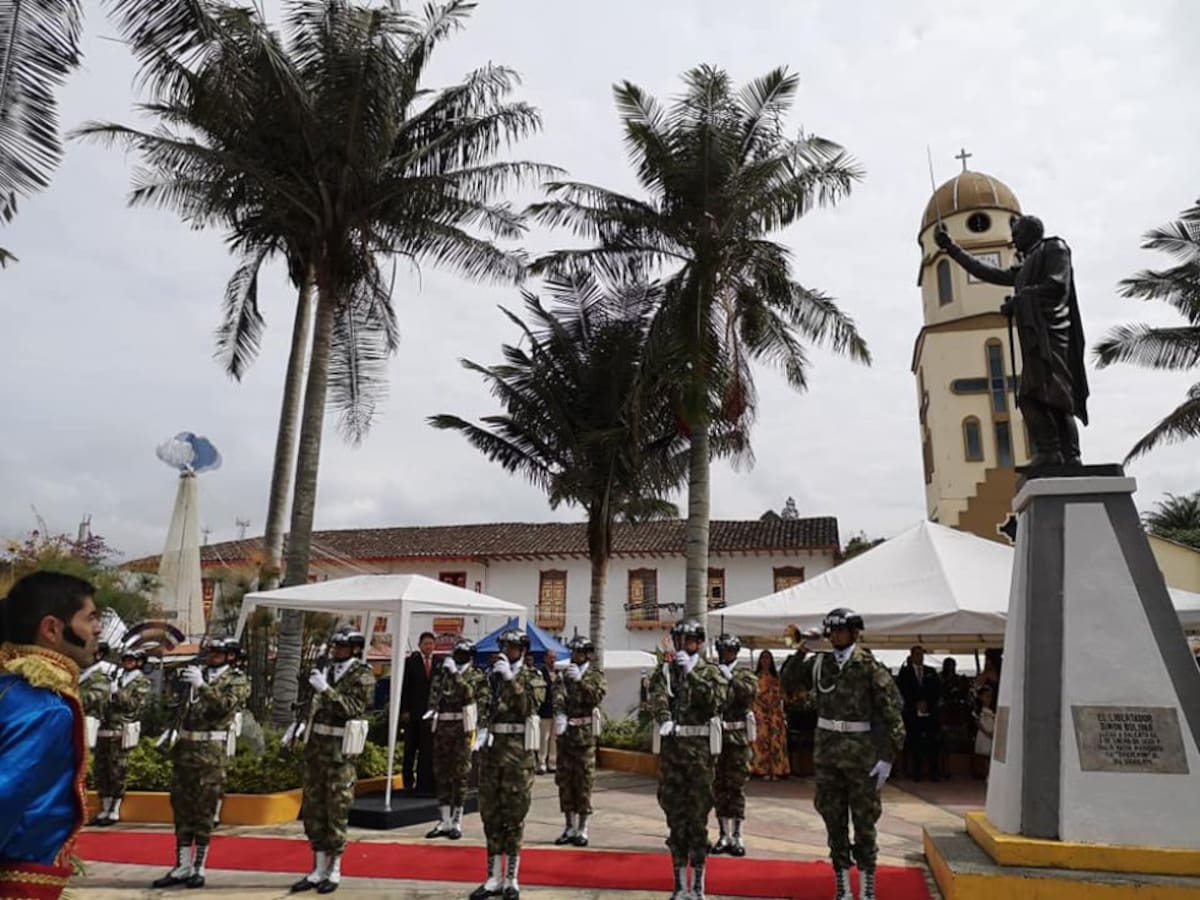 Las autoridades políticas, administrativas y militares del Quindío participaron de los actos protocolarios en el que se honró la memoria de los próceres de la patria como Simón Bolívar que pasó por el municipio de Salento, Quindío