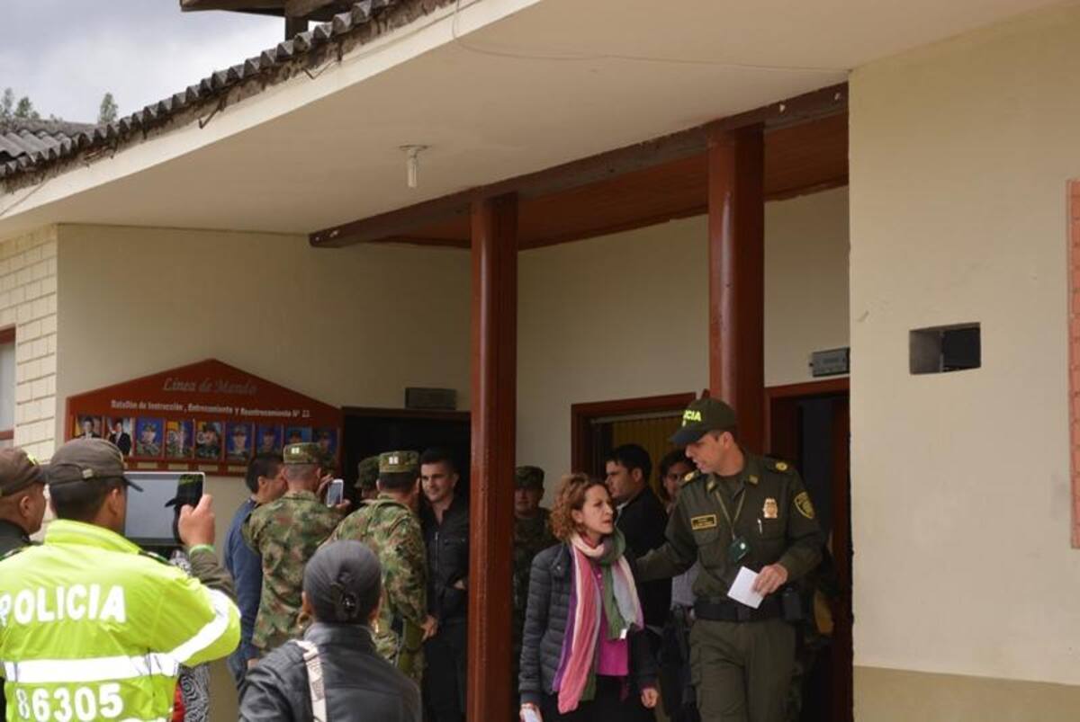 El artista colombiano se tomó fotos con los uniformados. Foto: Caracol Radio