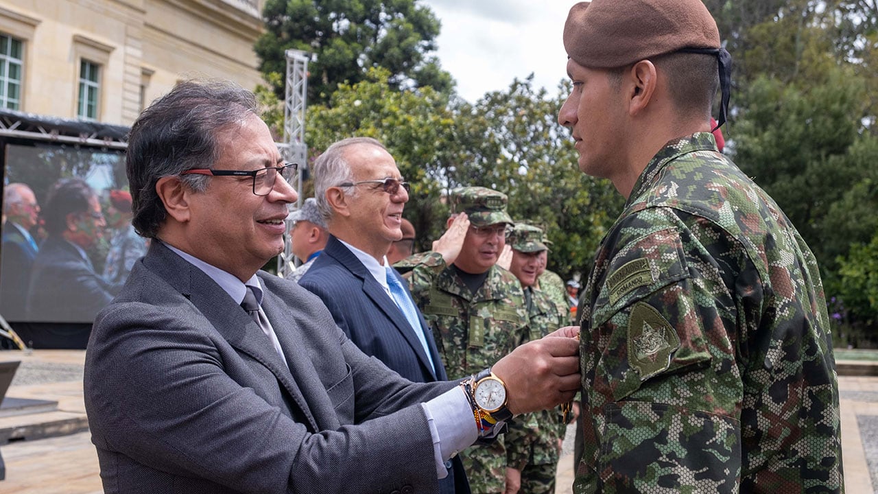 El presidente Petro condecoró al brigadier general Pedro Arnulfo Sánchez, quien lideró la ‘Operación Esperanza’, que permitió hallar con vida a los cuatro niños indígenas. Foto: Presidencia