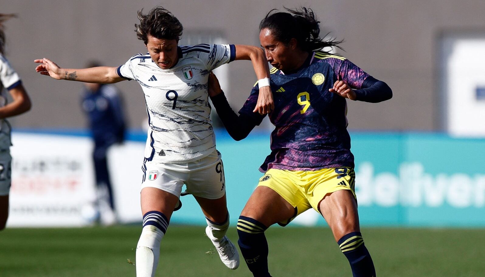 Valentina Giacinti de Italia y Mayra Ramírez de Colombia durante el partido amistoso / Reuters