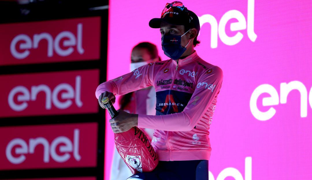 Egan Bernal festeja un día más como líder del Giro de Italia.