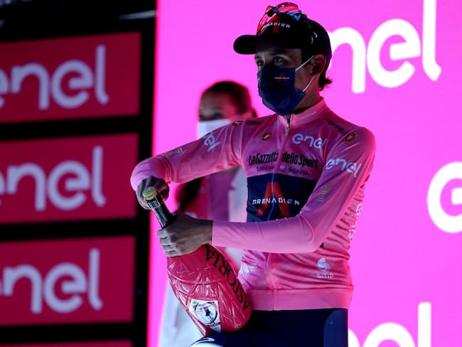 Egan Bernal festeja un día más como líder del Giro de Italia.