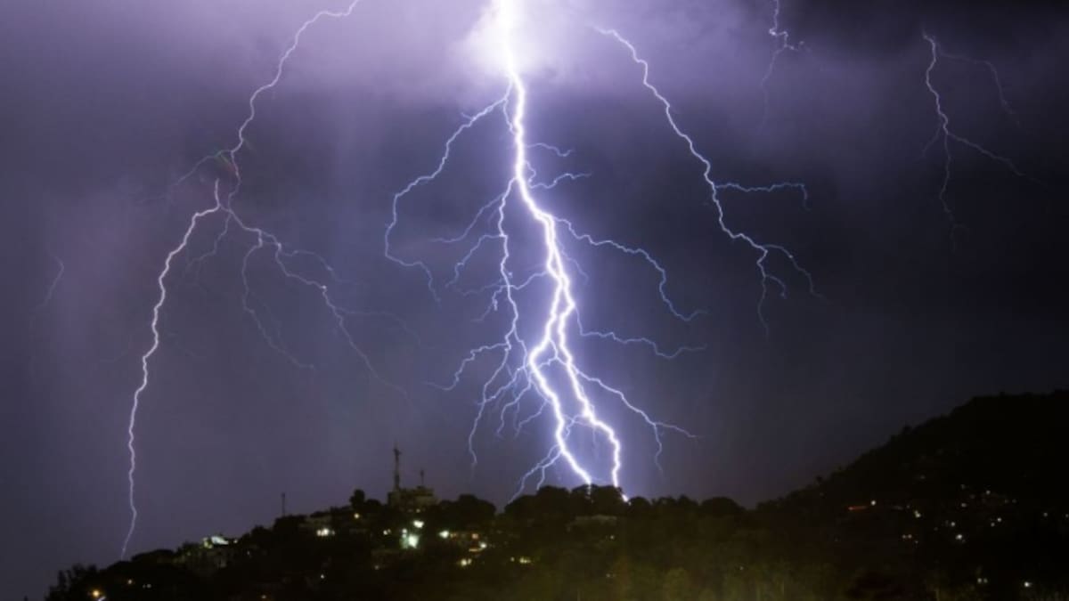 Atento: esto podría generar el impacto de un rayo a una persona que esté al aire libre