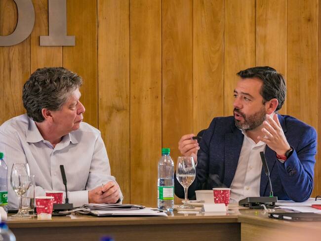 Bruce Mas Master, presidente de la ANDI y Carlos Fernando Galán, alcalde de Bogotá.