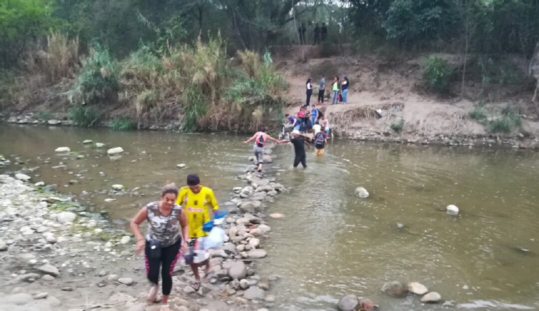 Venezolanos pasan por las trochas 