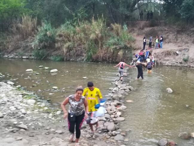 Venezolanos pasan por las trochas