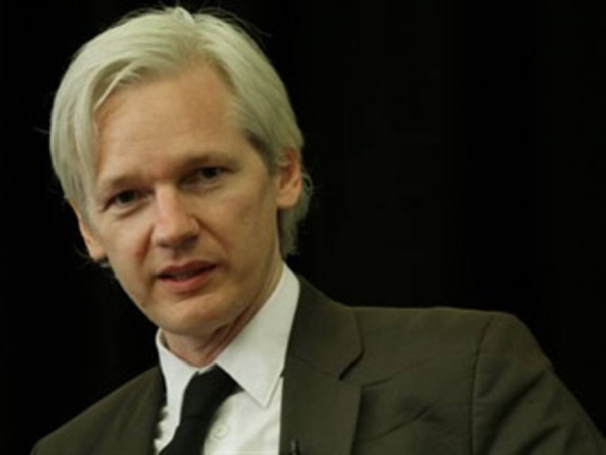 Seguidores de Julian Assange hacen vigilia frente a la embajada de Ecuador en Londres