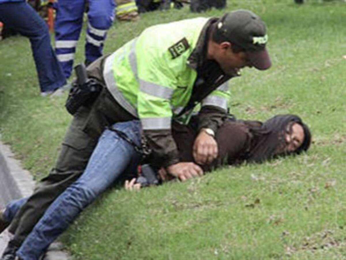 Policía pide perdón por agresión a reportera de El Tiempo