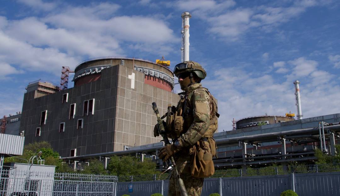 Soldado ruso en la central nuclear de Zaporiyia, en Ucrania.             Foto: Getty 
