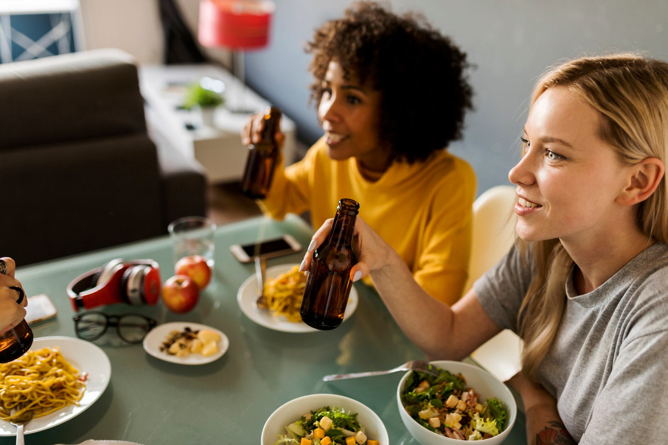 Mujeres tomando alcohol / cortesía Getty