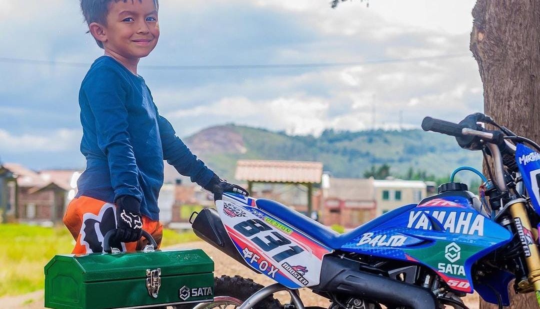 La motocicleta ultramodificada que usa el pequeño deportista boyacense de 5 años, Martín Joel Liberato, fue robada en la vía Tame – Yopal.