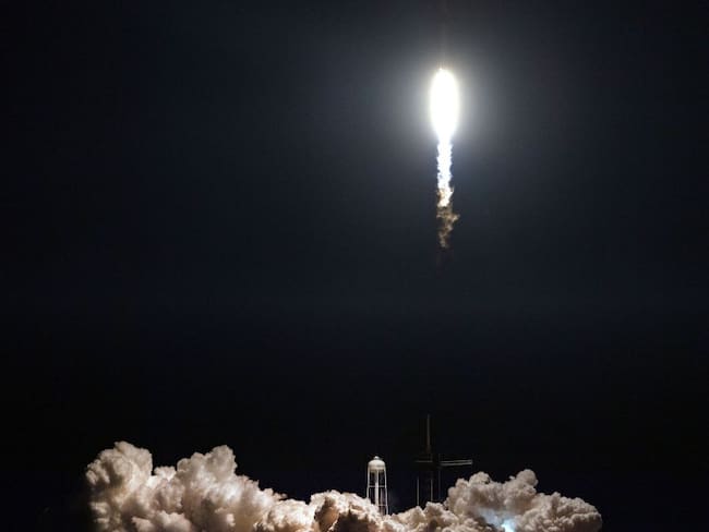 Dragon de SpaceX se acopla con éxito a la Estación Espacial Internacional.
