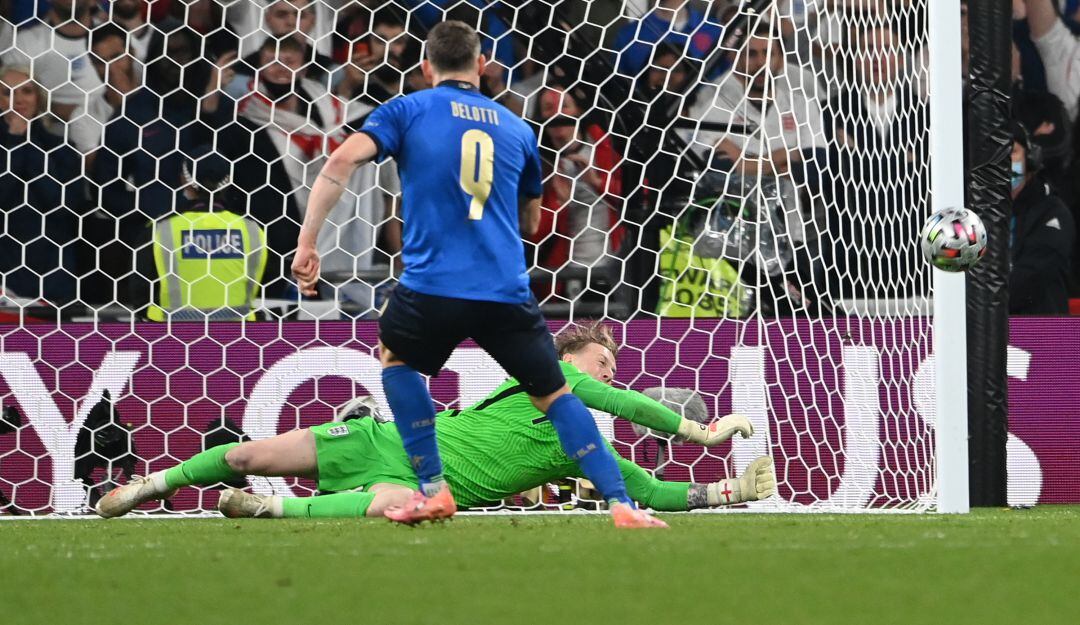 Jordan Pickford atajando el penal a Andrea Belotti