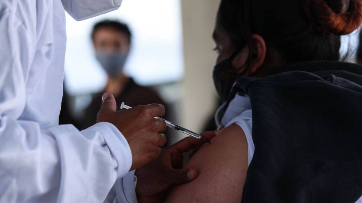 México aplicará dosis de refuerzo en mayores de 65, tras llegada de Ómicron