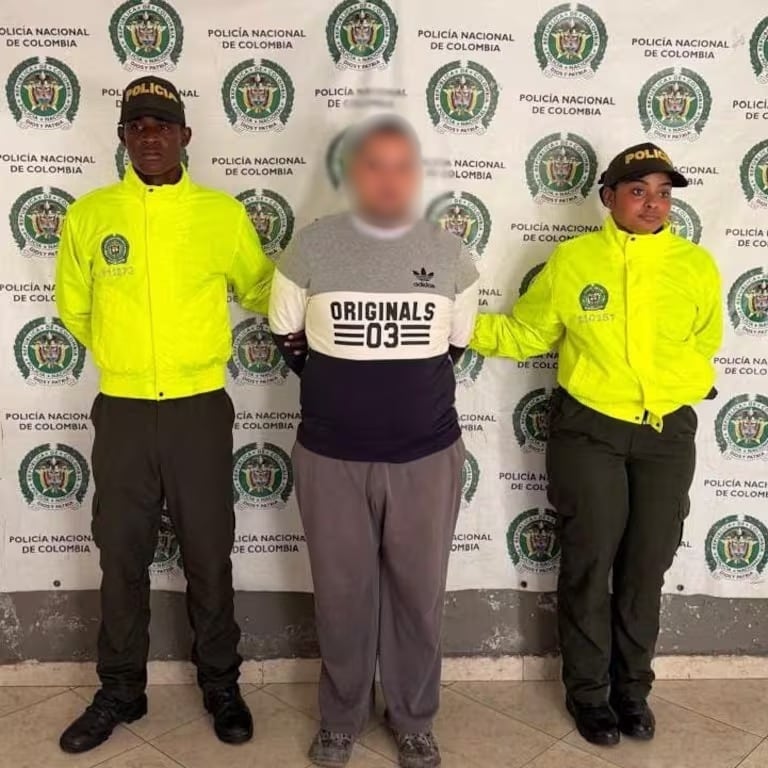 Judicializaron a presunto practicante de psicología por abuso sexual a menor en colegio de Itagüí. Foto: Policía Meval.