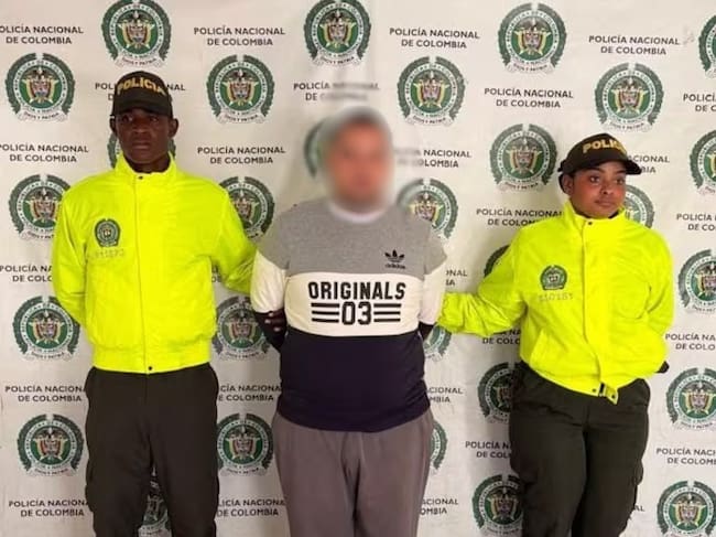 Judicializaron a presunto practicante de psicología por abuso sexual a menor en colegio de Itagüí. Foto: Policía Meval.