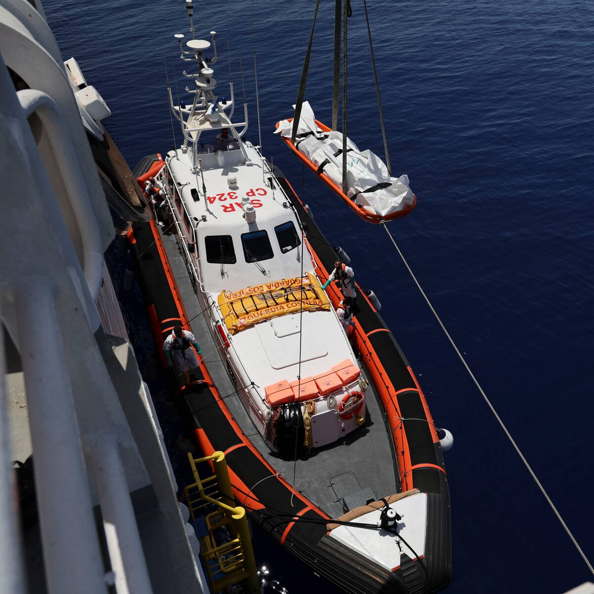 Al menos 20 migrantes muertos por el naufragio de un barco frente a las costas de una isla en Italia