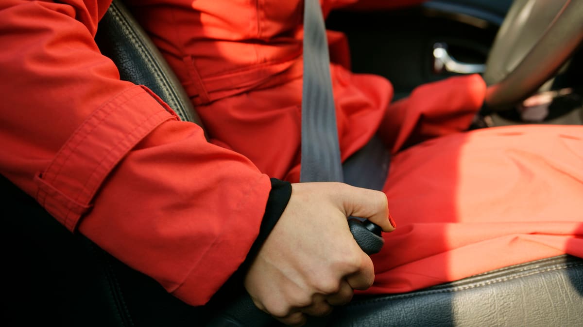 En video: ¿Qué pasa si se usa el freno de mano a altas velocidades en un carro?