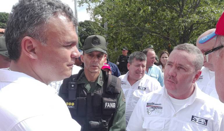 Colombia y Venezuela decidieron a ultima hora abrir el puente entre Ureña y Cúcuta