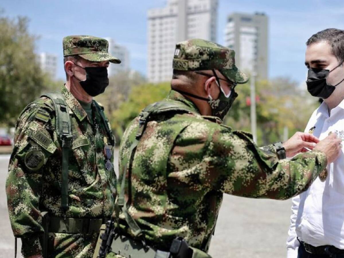 Gobernador de Bolívar recibe condecoración del Ejército Nacional
