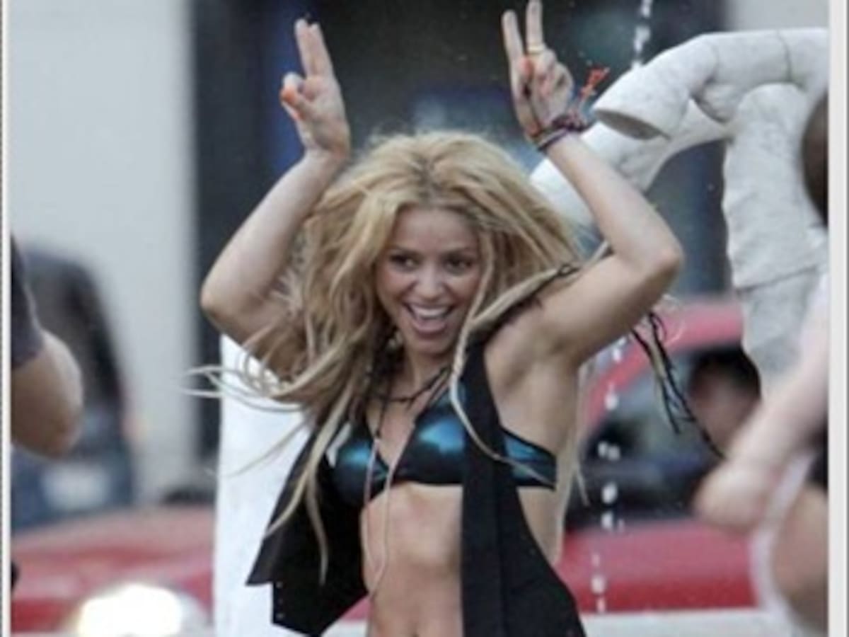 Shakira sería sancionada por bañarse en fuente pública de Barcelona