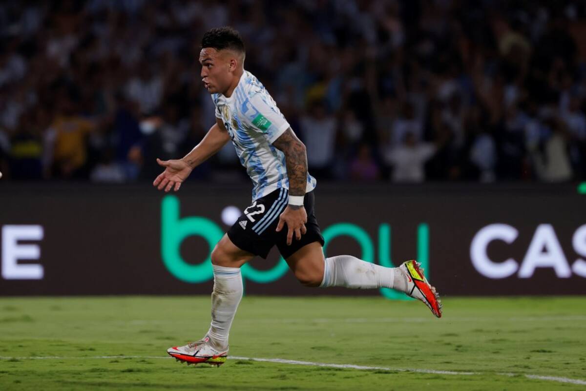 Lautaro Martínez festeja el 1-0 para Argentina.