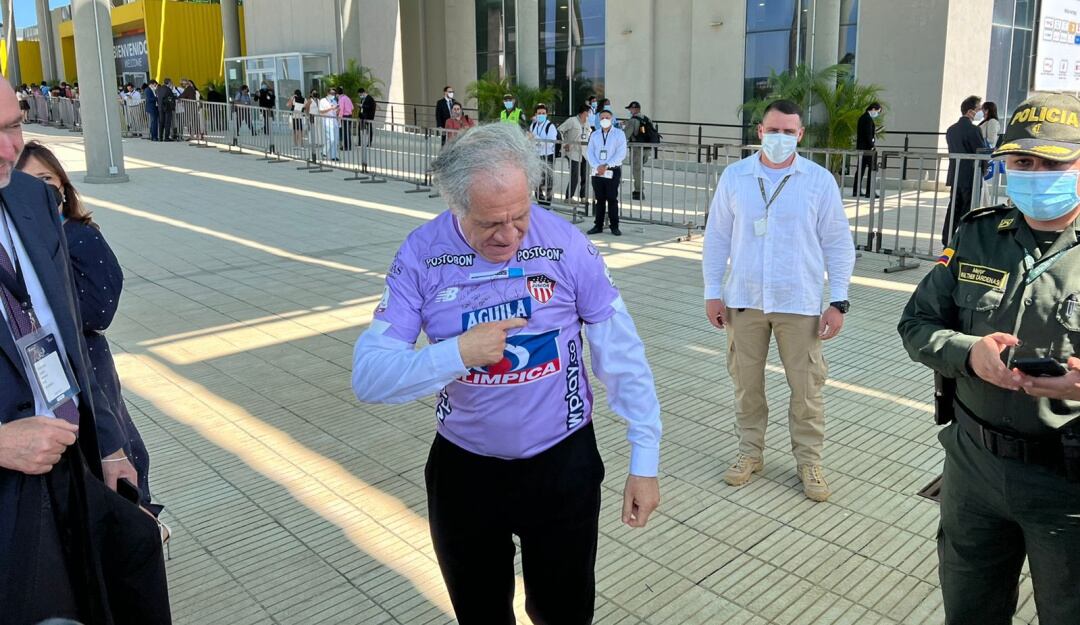 Luis Almagro y la camiseta del Junior