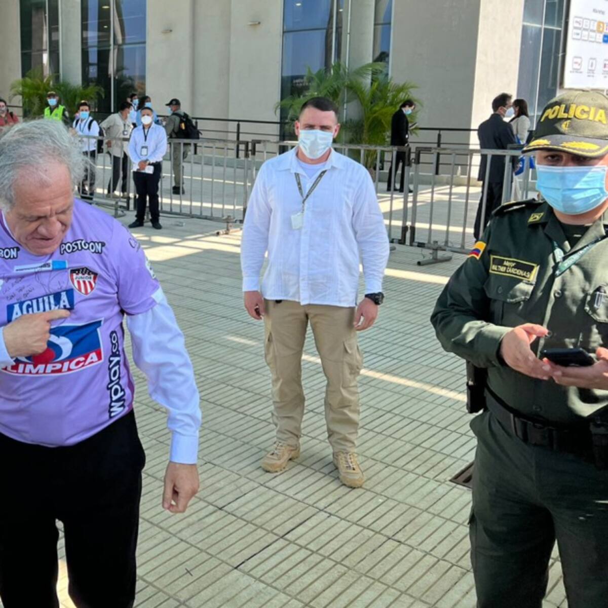 Secretario de la OEA se puso la camiseta del Junior en Barranquilla