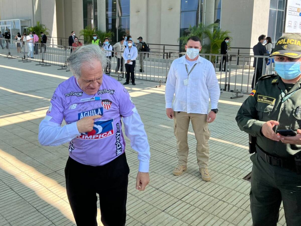 Secretario de la OEA se puso la camiseta del Junior en Barranquilla